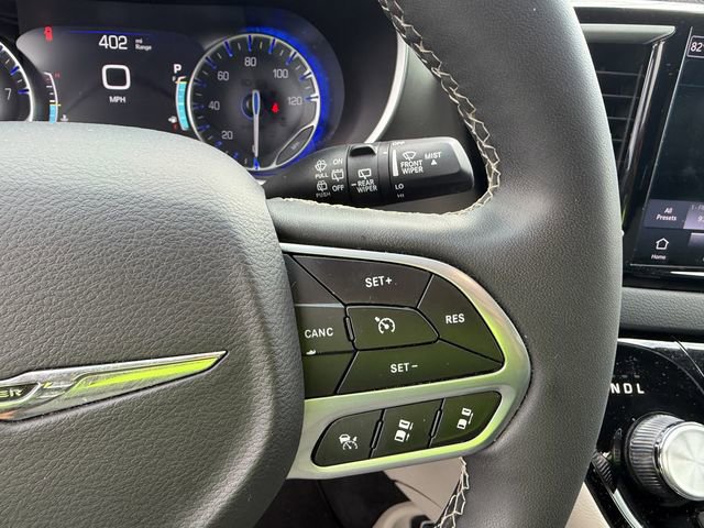 Used 2023 Chrysler Pacifica Touring-L image 17