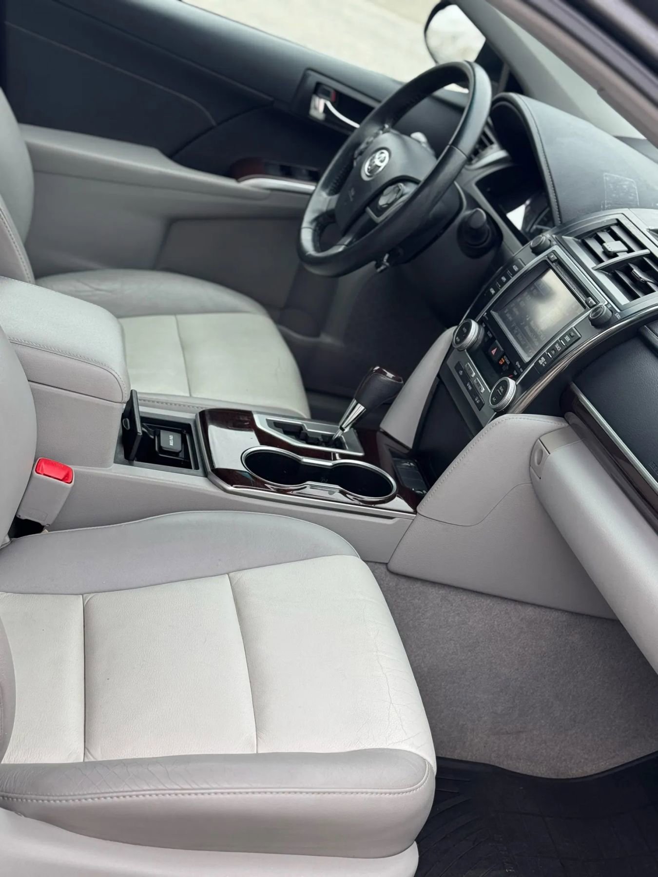 Used 2014 Toyota Camry XLE w/ Leather Package FWD image 10