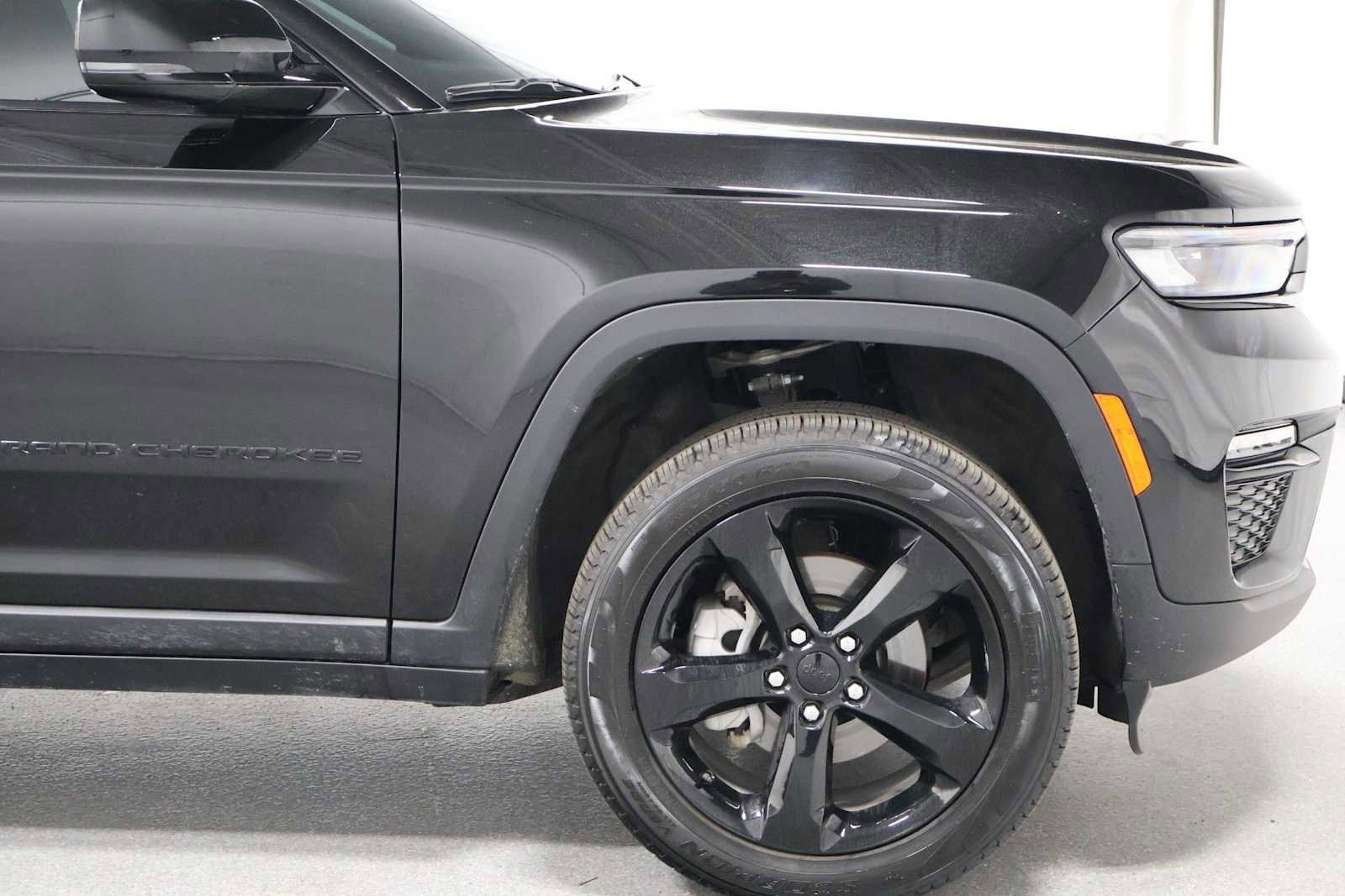 Used 2025 Jeep Grand Cherokee Limited w/ Black Appearance Package AWD/4WD image 11