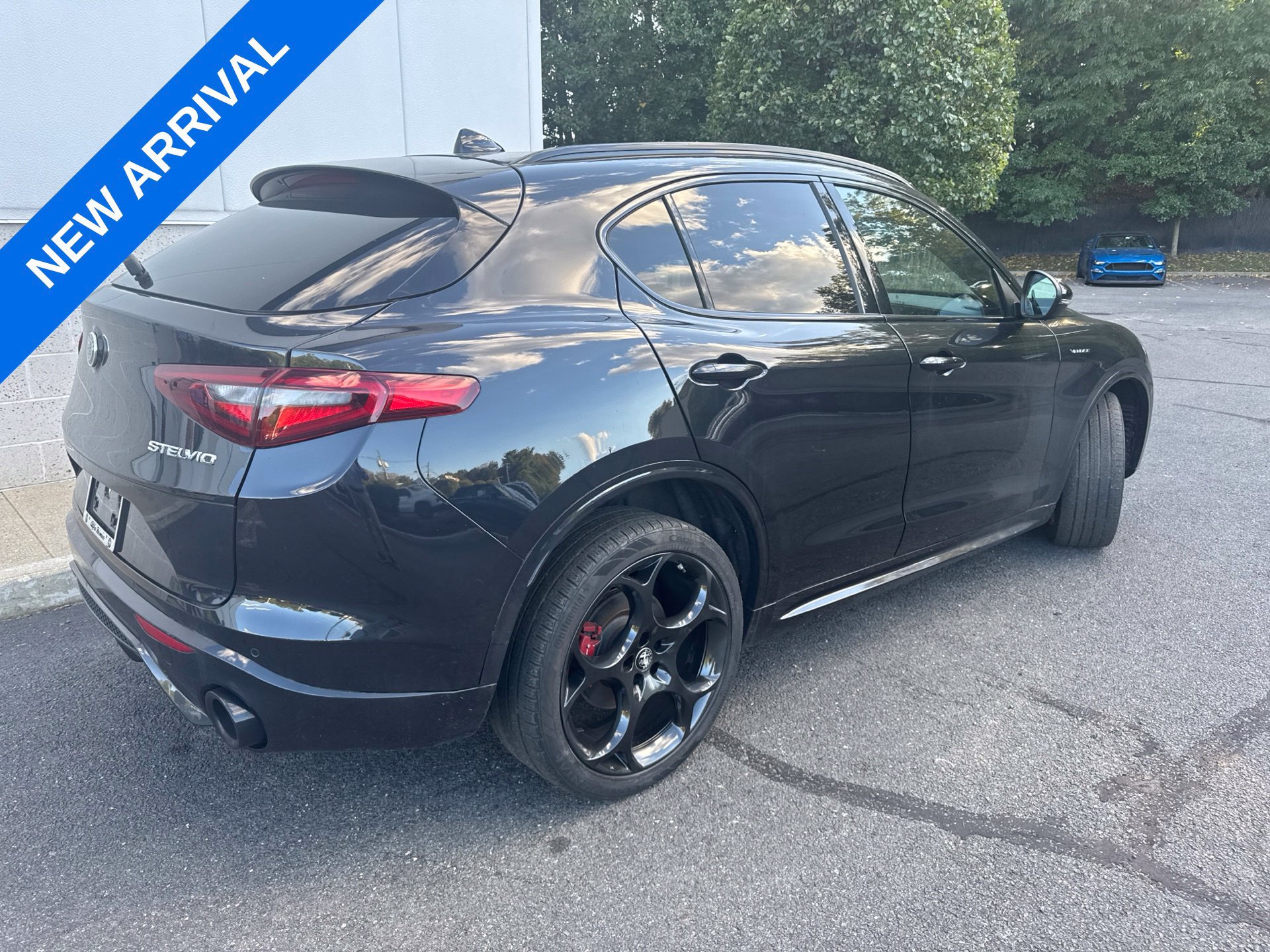 Used 2023 Alfa Romeo Stelvio Veloce AWD/4WD image 2