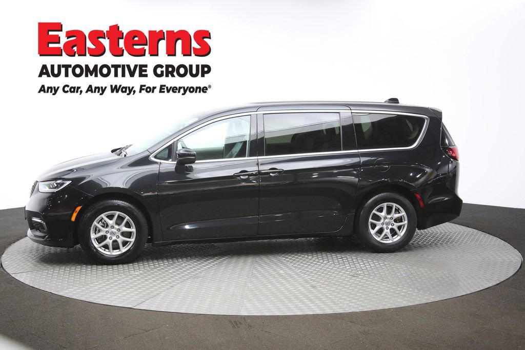 Used 2023 Chrysler Pacifica Touring-L image 58