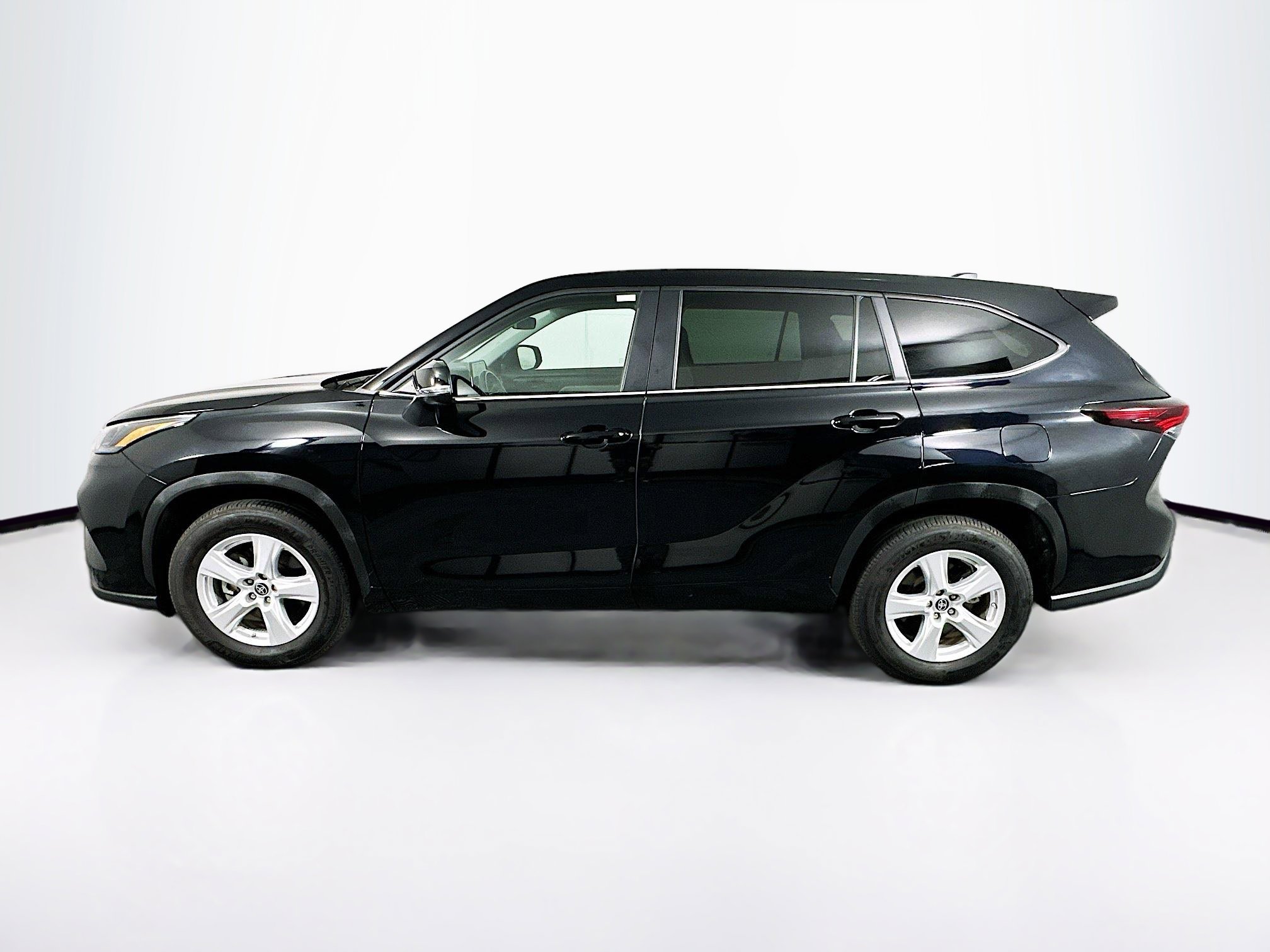 Used 2024 Toyota Highlander LE image 4