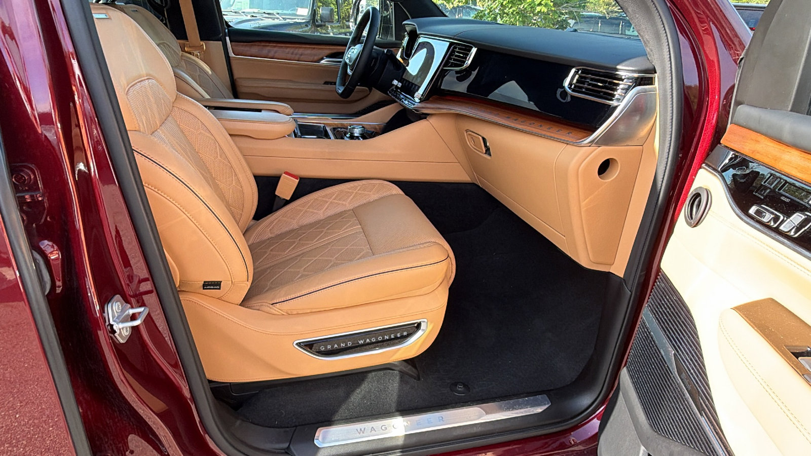 Used 2025 Jeep Grand Wagoneer L Series III AWD/4WD image 19