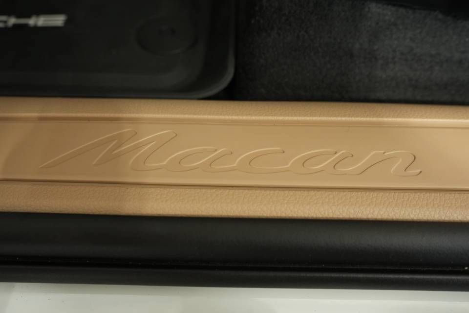 Certified 2025 Porsche Macan AWD/4WD image 32