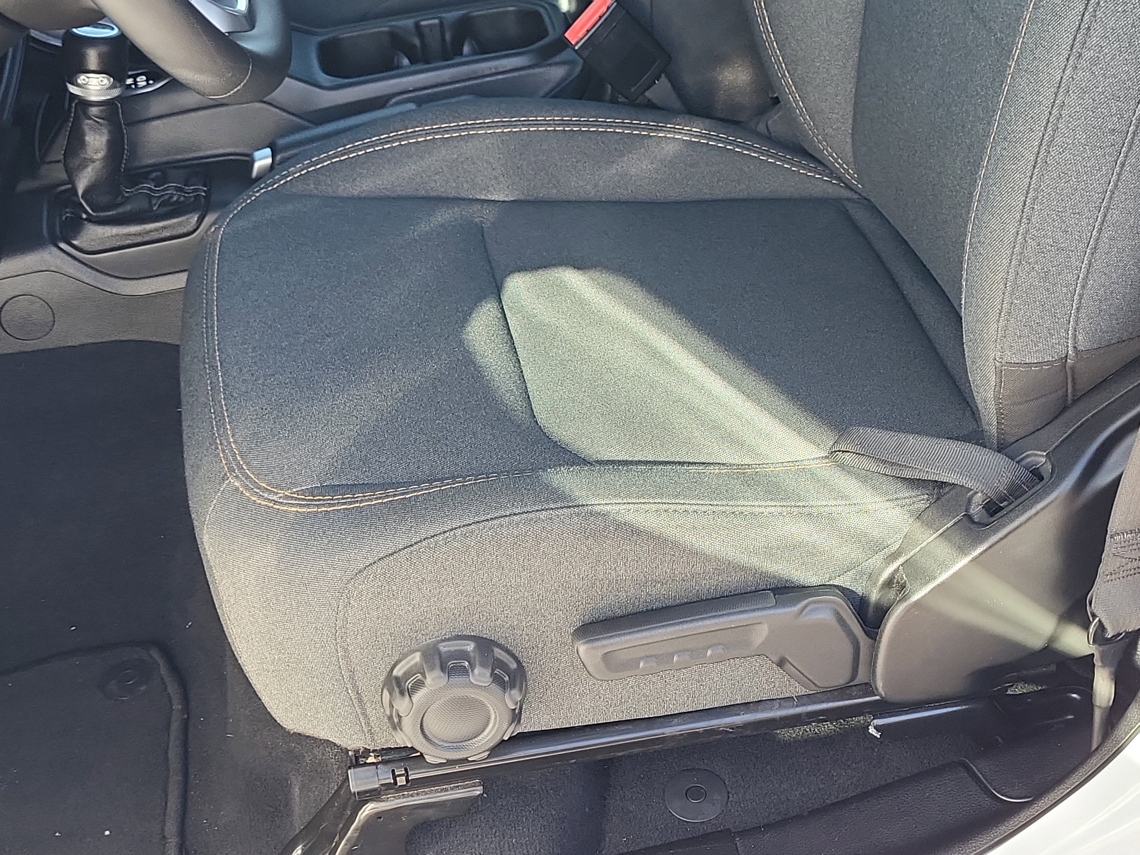 Used 2025 Jeep Wrangler Sahara image 21