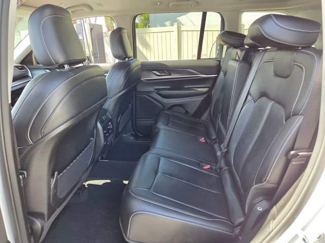 Used 2023 Jeep Grand Cherokee Limited w/ Black Appearance Package image 16