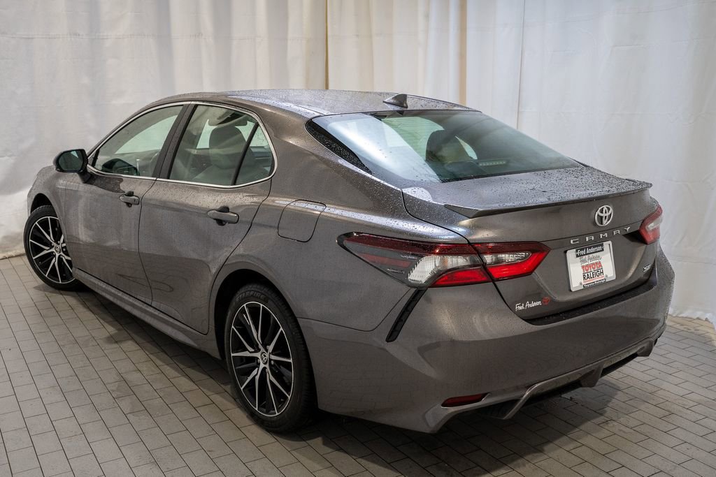 Used 2024 Toyota Camry SE image 3