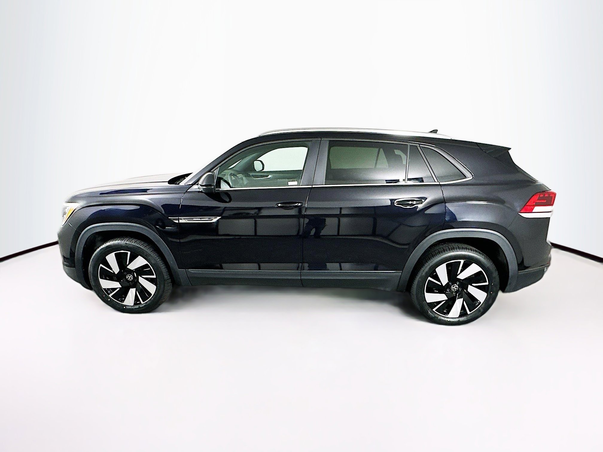 Used 2025 Volkswagen Atlas Cross Sport SE image 4