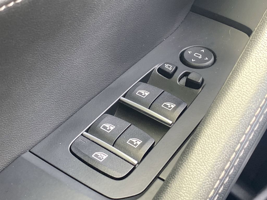 Used 2025 BMW X6 xDrive40i w/ Premium Package image 9