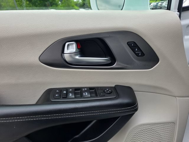 Used 2022 Chrysler Pacifica Touring-L FWD image 26