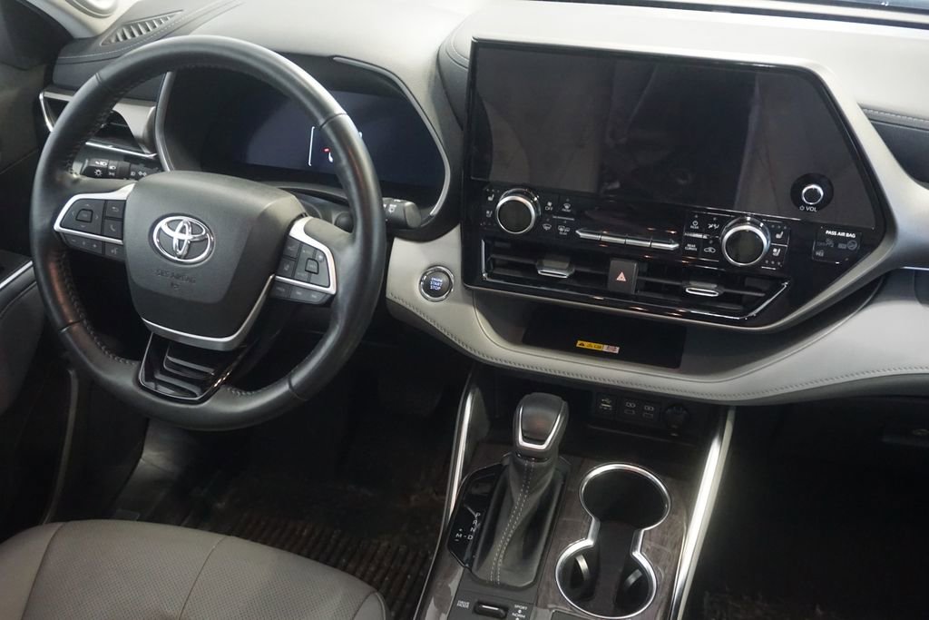 Used 2023 Toyota Highlander Limited AWD/4WD image 28