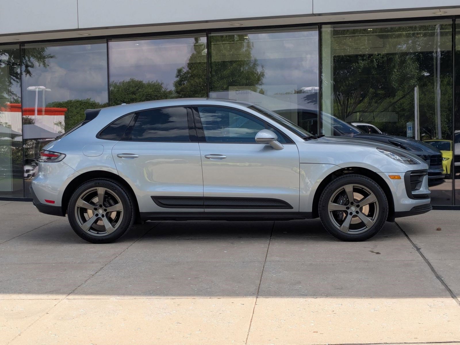 Certified 2026 Porsche Macan AWD/4WD image 8