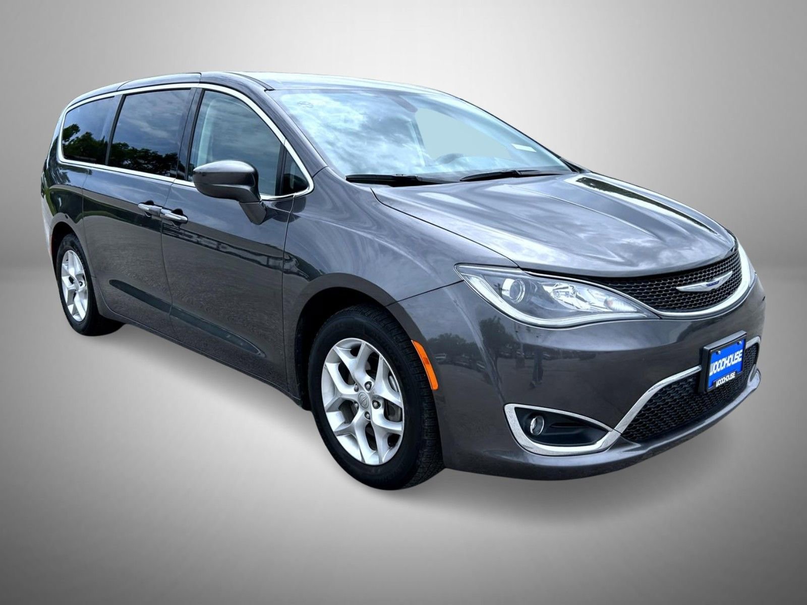 Used 2019 Chrysler Pacifica Touring Plus w/ Tire & Wheel Group FWD image 3