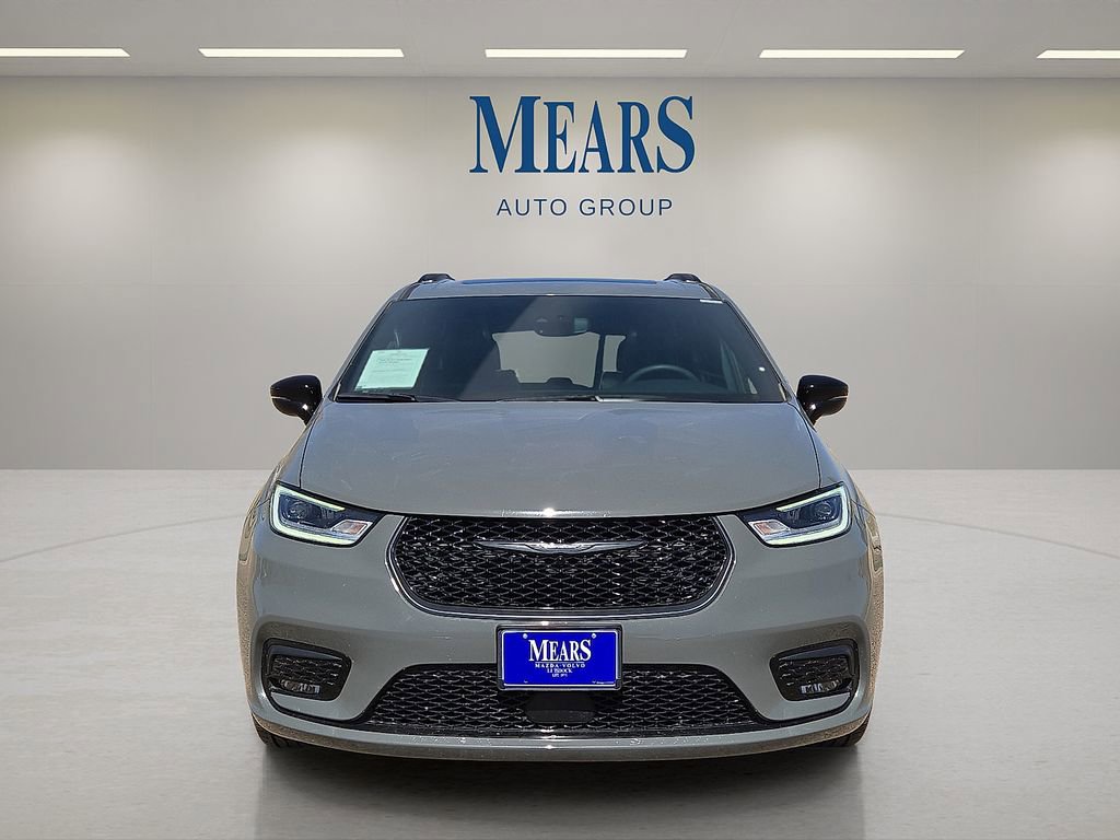 Used 2025 Chrysler Pacifica Limited image 8