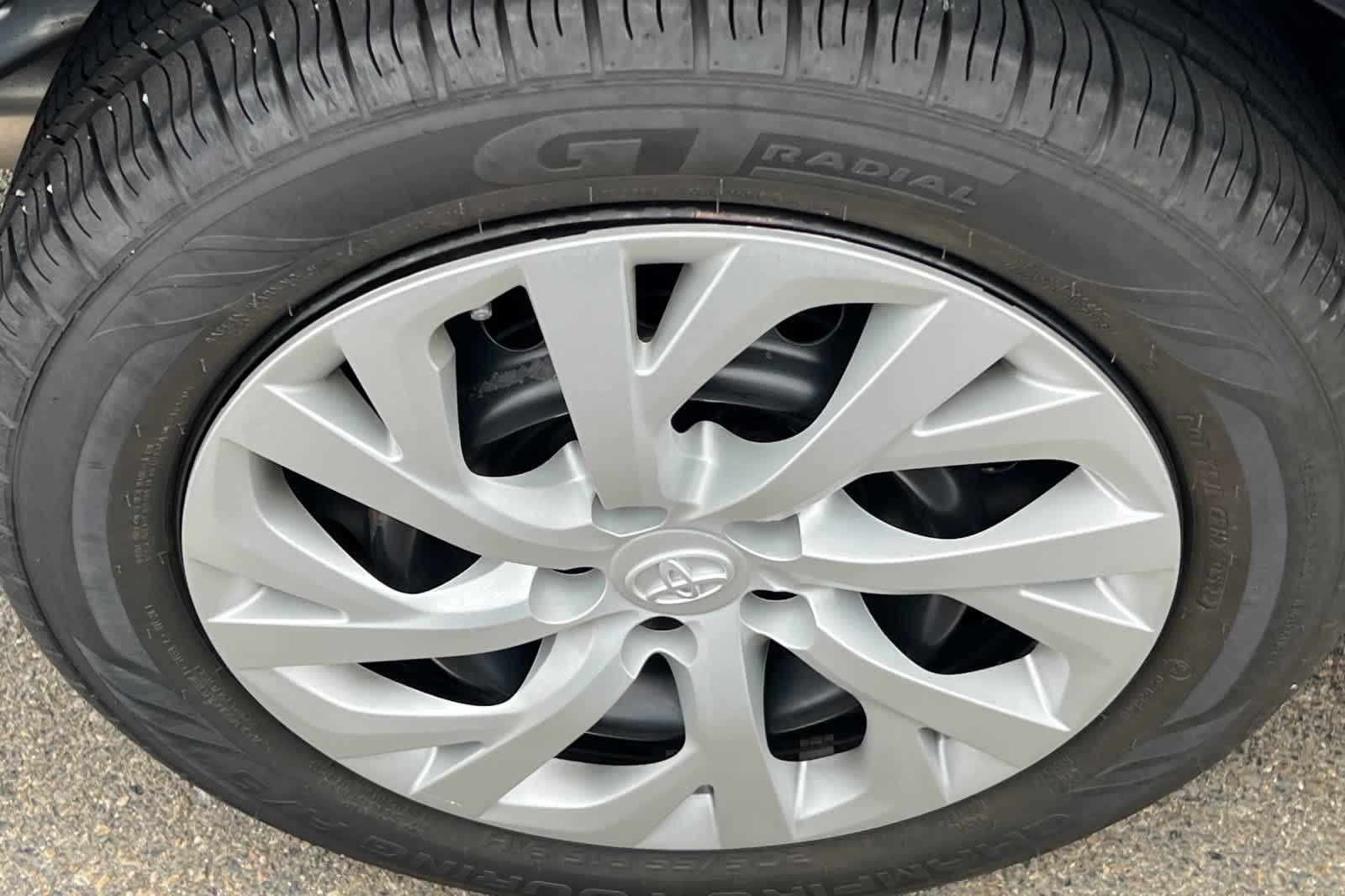 Used 2018 Toyota Corolla LE FWD image 17