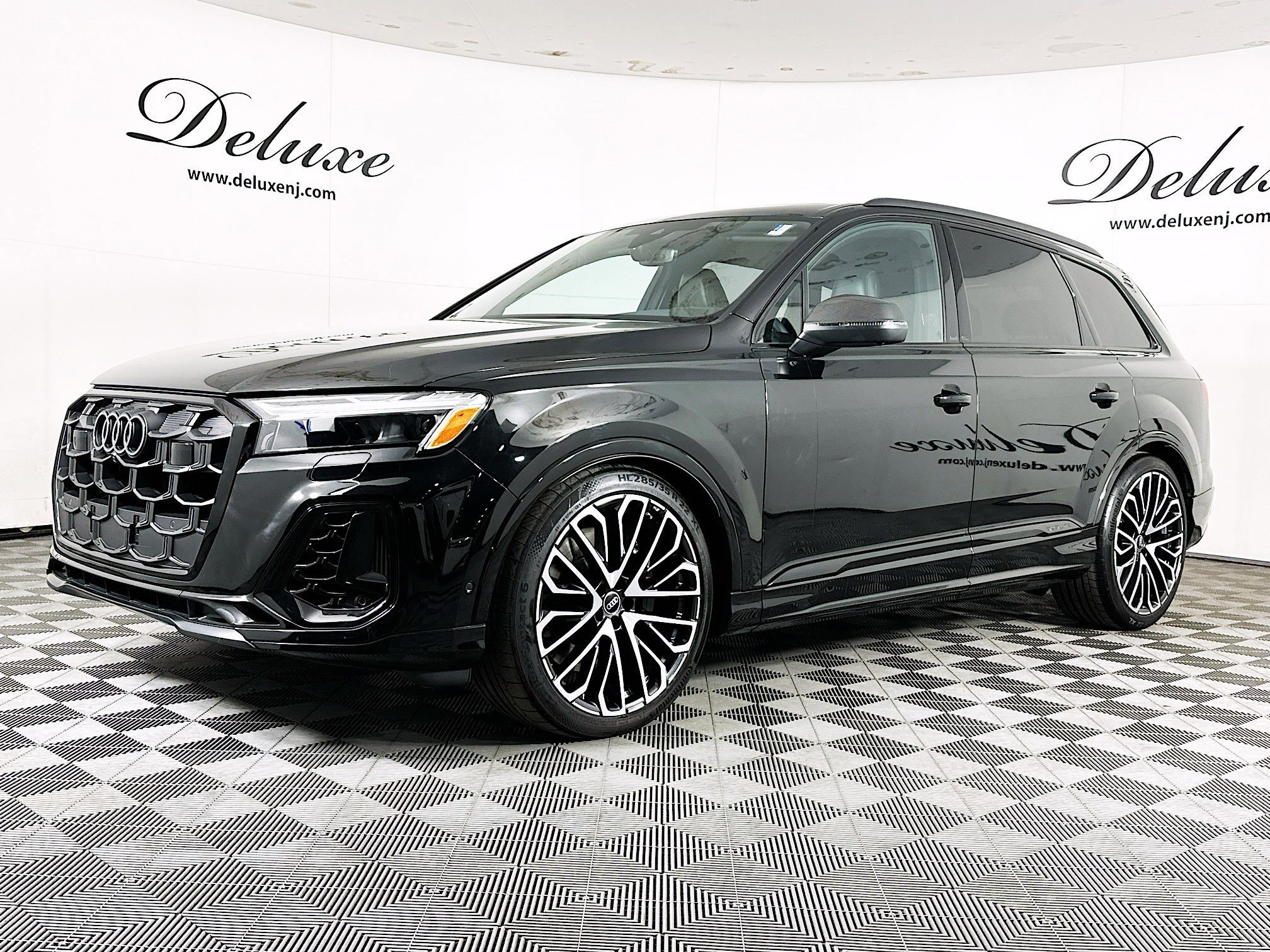 Used 2025 Audi SQ7 Premium Plus w/ Executive Package AWD/4WD image 3