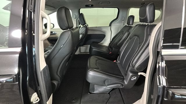 Used 2024 Chrysler Pacifica Touring-L FWD image 26