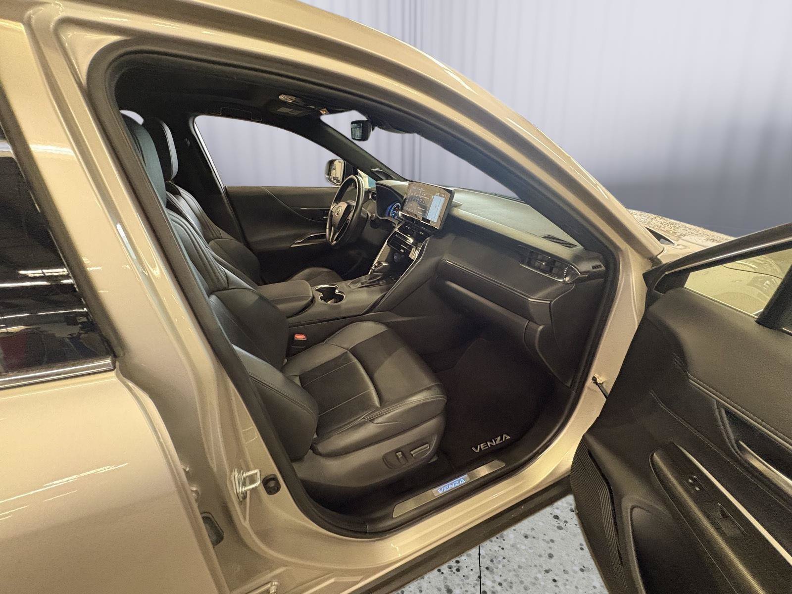 Used 2021 Toyota Venza Limited w/ Advanced Technology Package AWD/4WD image 16