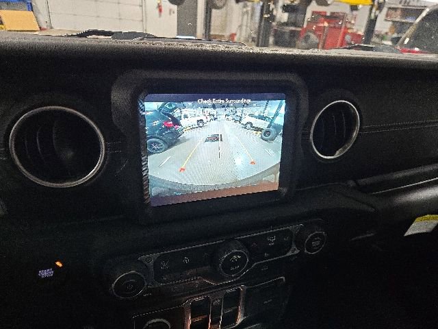 Used 2023 Jeep Wrangler Unlimited Sahara w/ Cold Weather Group AWD/4WD image 15