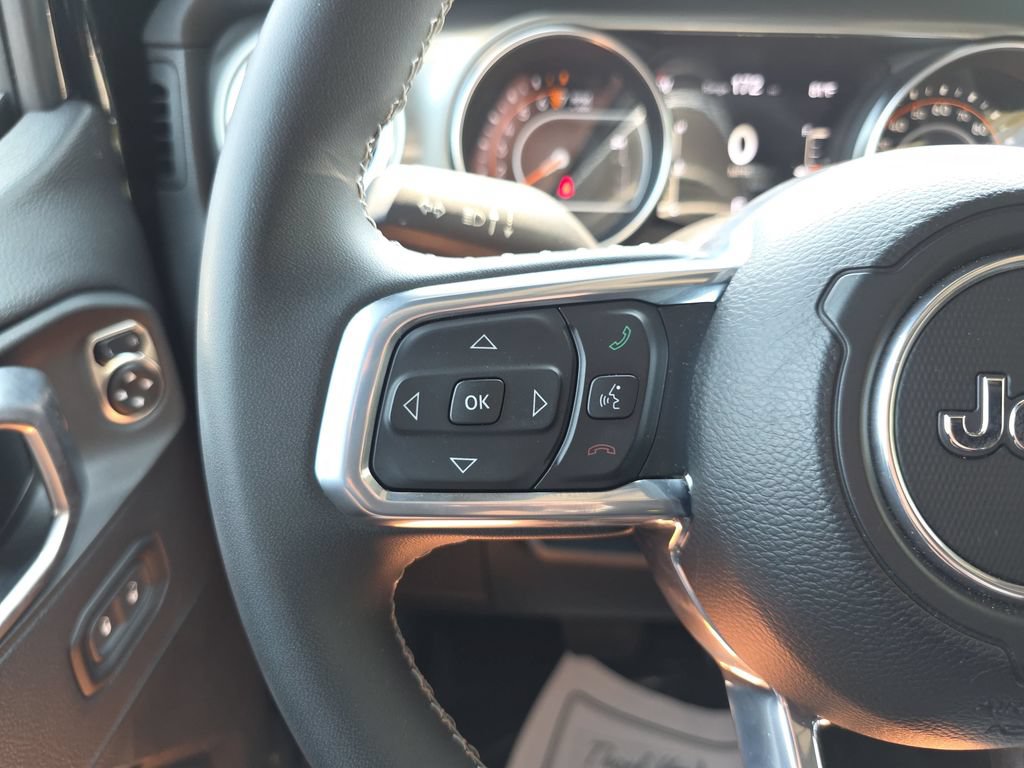 Used 2023 Jeep Gladiator Overland AWD/4WD image 17