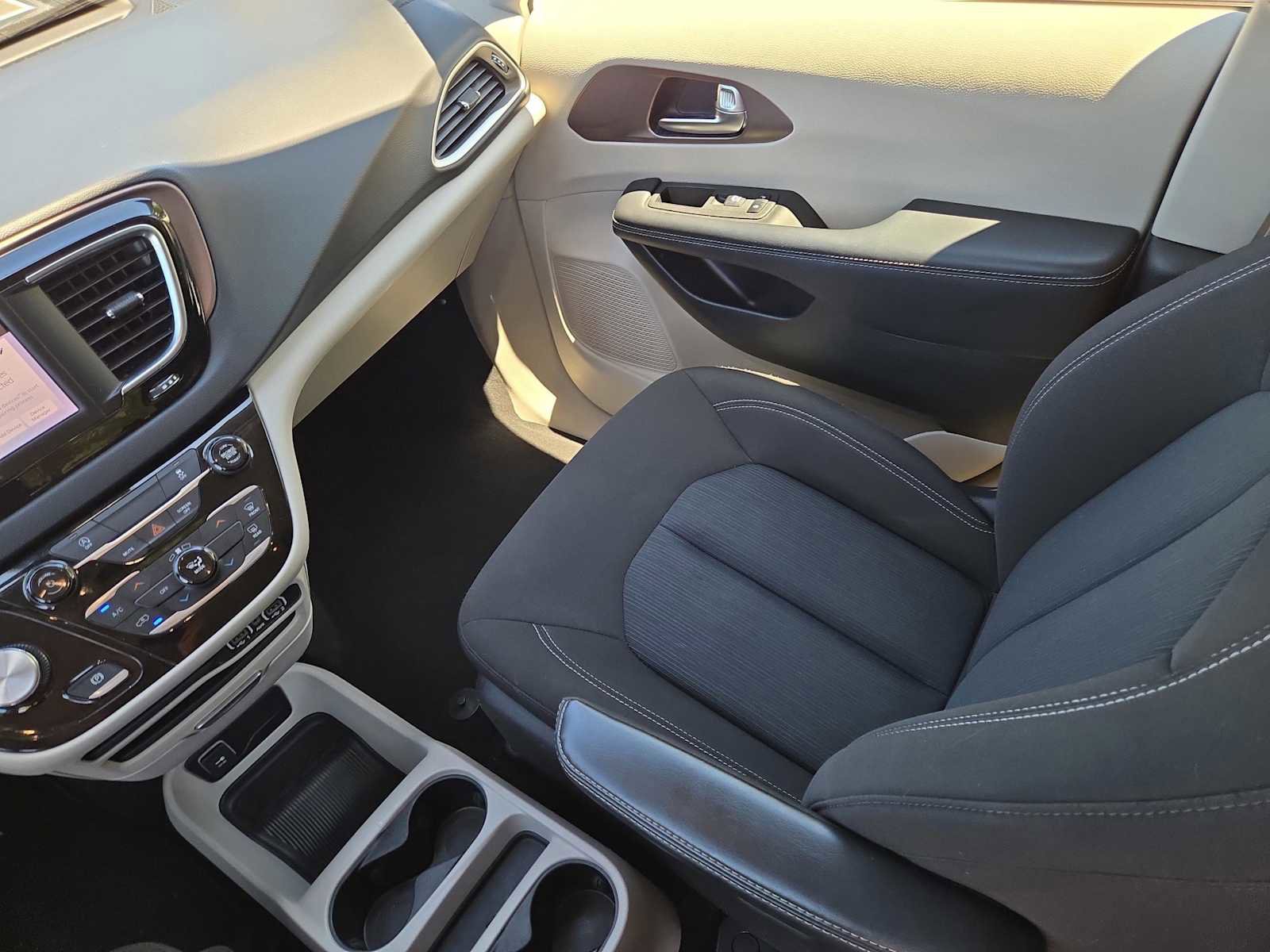 Used 2023 Chrysler Voyager LX image 16