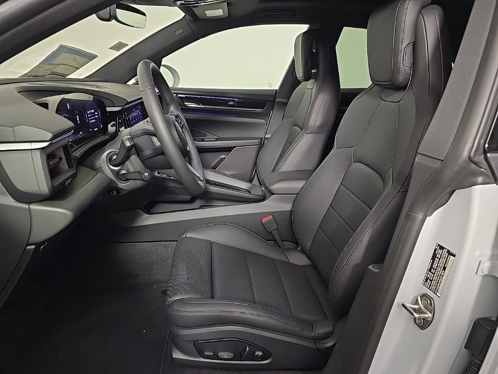 Certified 2025 Porsche Macan Electric RWD image 5
