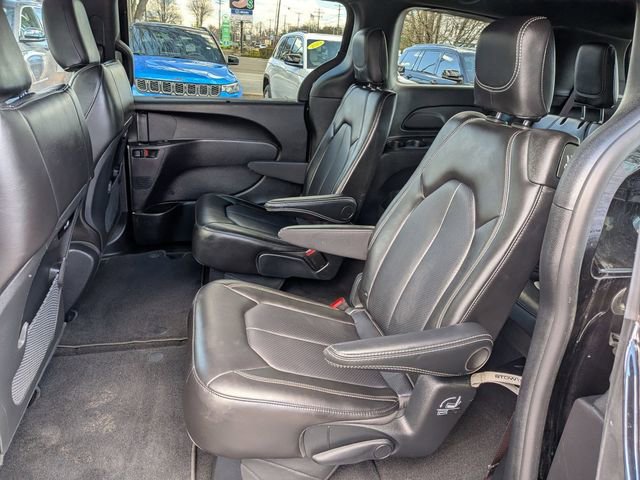Used 2025 Chrysler Pacifica Select image 12
