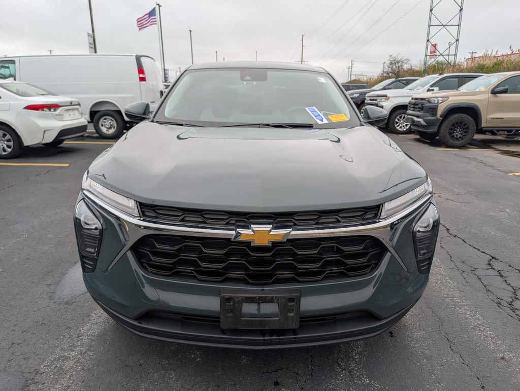 Used 2025 Chevrolet Trax LS w/ LS Convenience Package FWD image 2