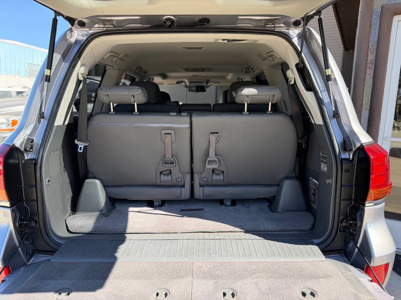 Used 2010 Lexus LX 570 4WD w/ Preferred Accessory Package image 28