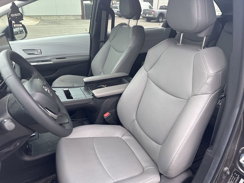 Used 2025 Toyota Sienna XLE FWD image 10
