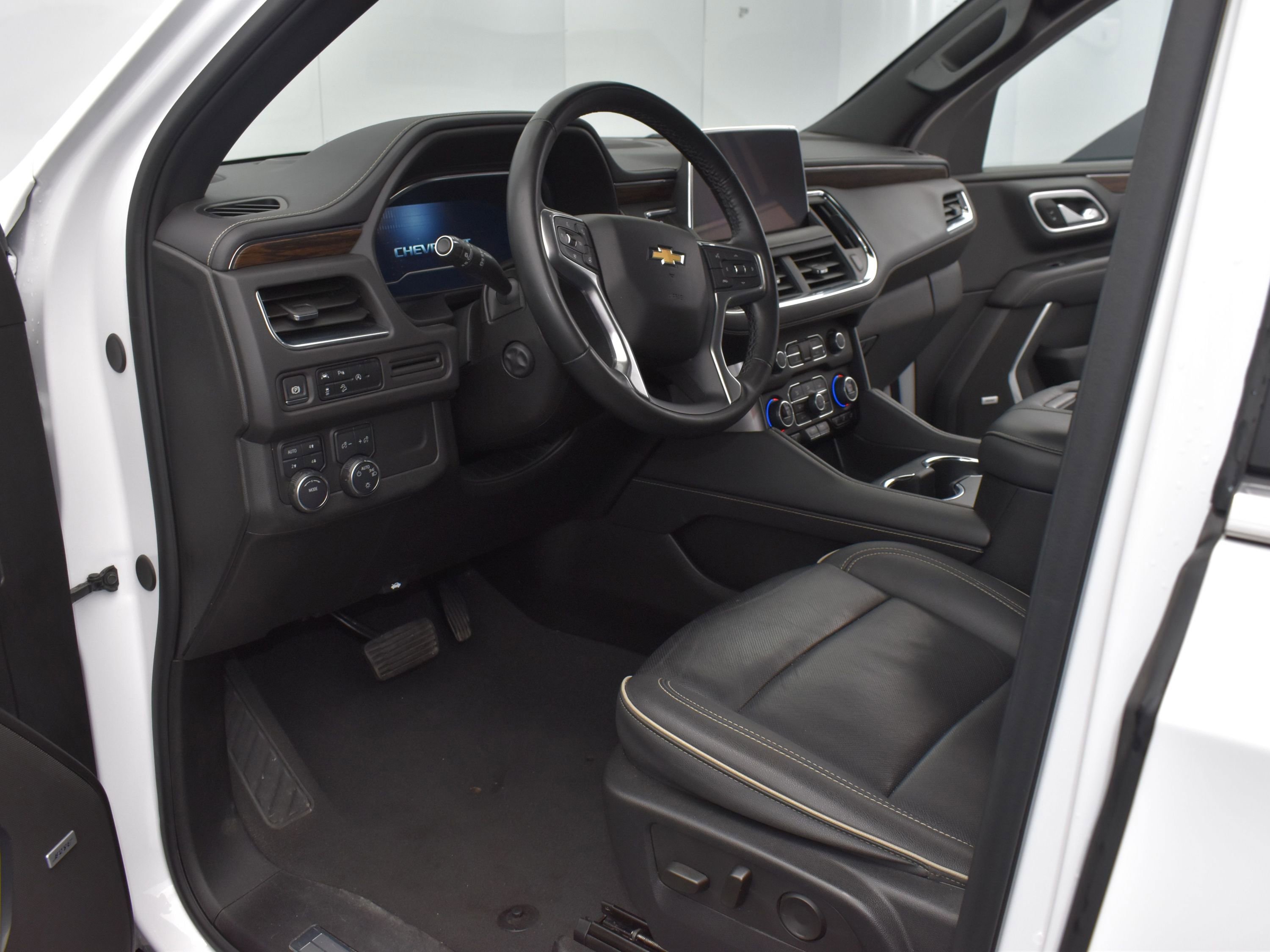 Used 2024 Chevrolet Suburban Premier AWD/4WD image 12
