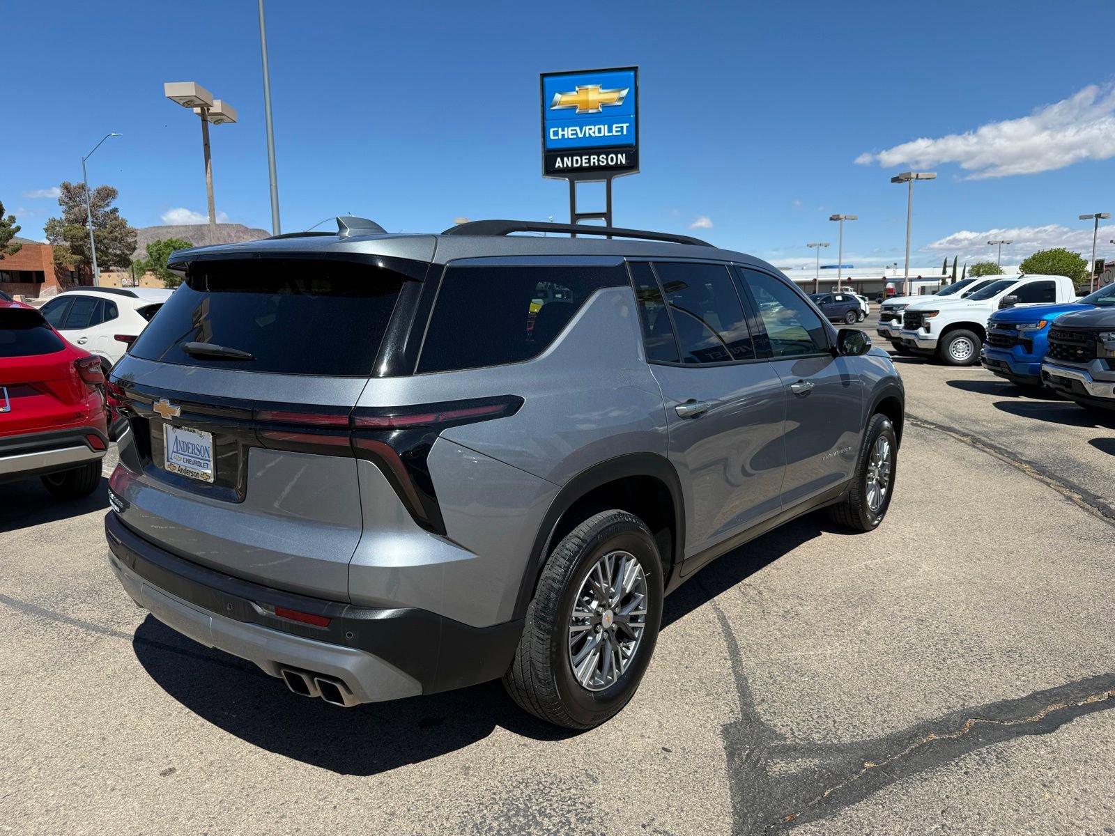 Used 2025 Chevrolet Traverse LT image 5