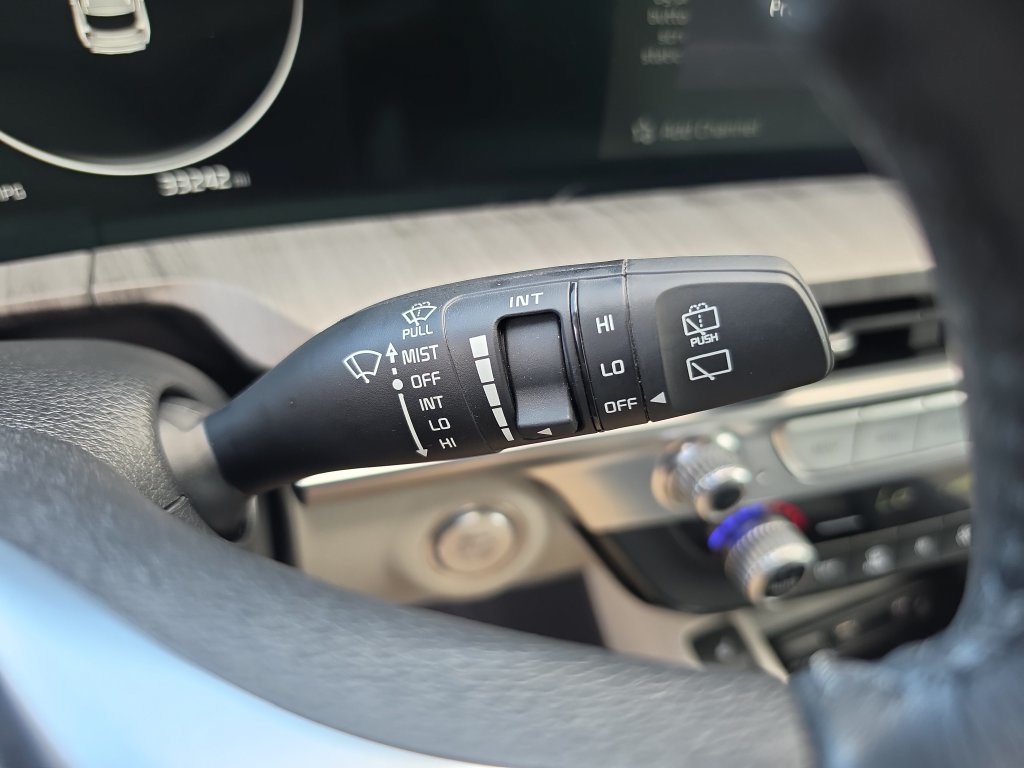 Used 2024 Kia Telluride SX w/ Towing Package FWD image 23