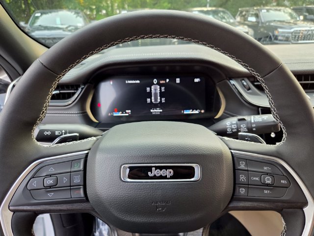 New 2026 Jeep Grand Cherokee Limited w/ Luxury Tech Group II RWD image 22