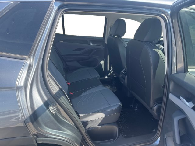 New 2026 Volkswagen Tiguan SE FWD image 13
