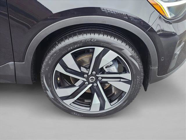 Used 2025 Volvo XC40 B5 Plus image 9