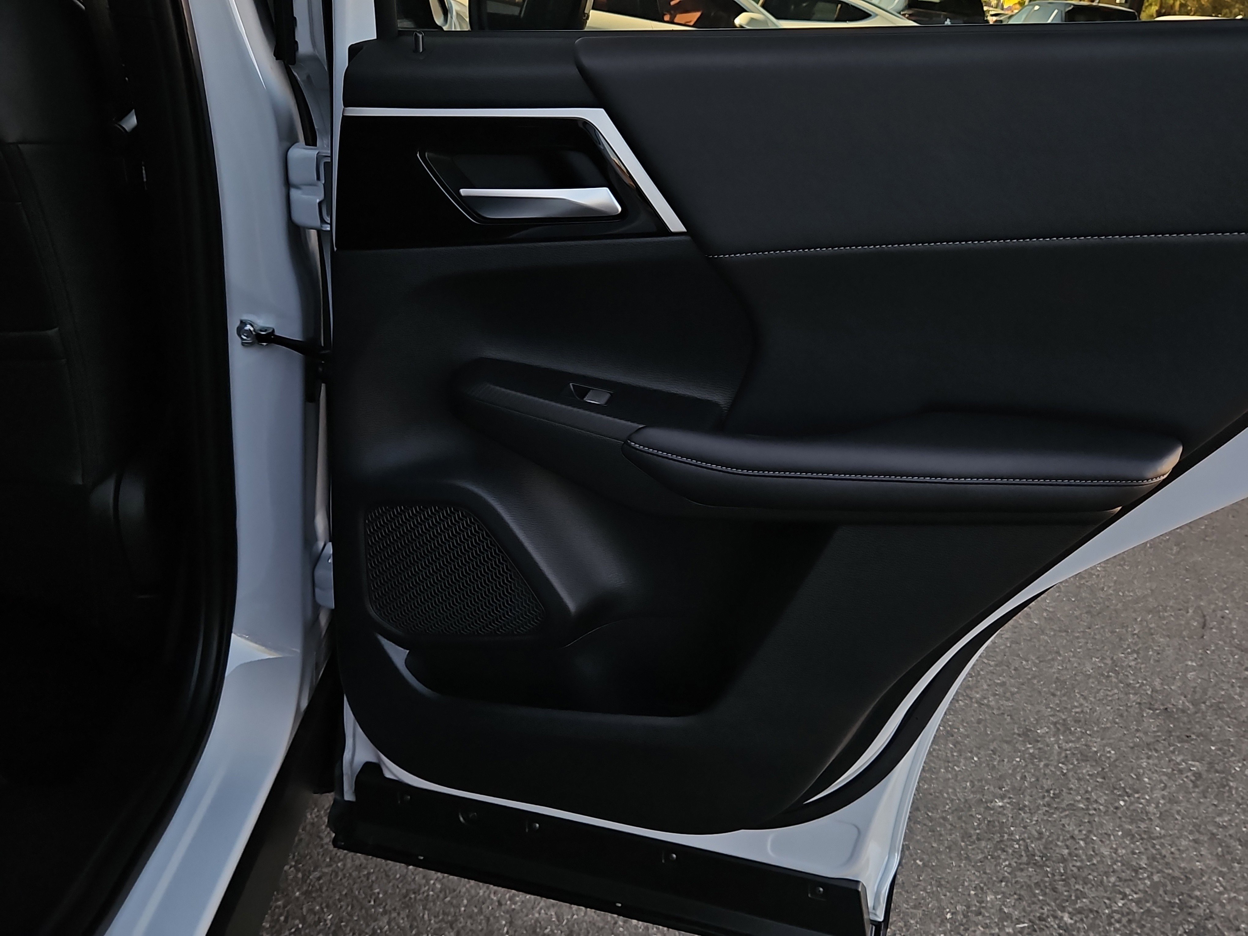 New 2025 Mitsubishi Outlander SE image 19