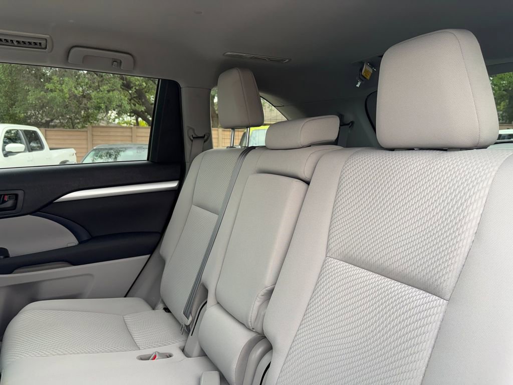 Used 2019 Toyota Highlander LE FWD image 27