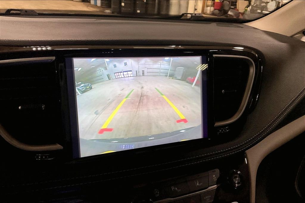 Used 2023 Chrysler Pacifica Limited image 20