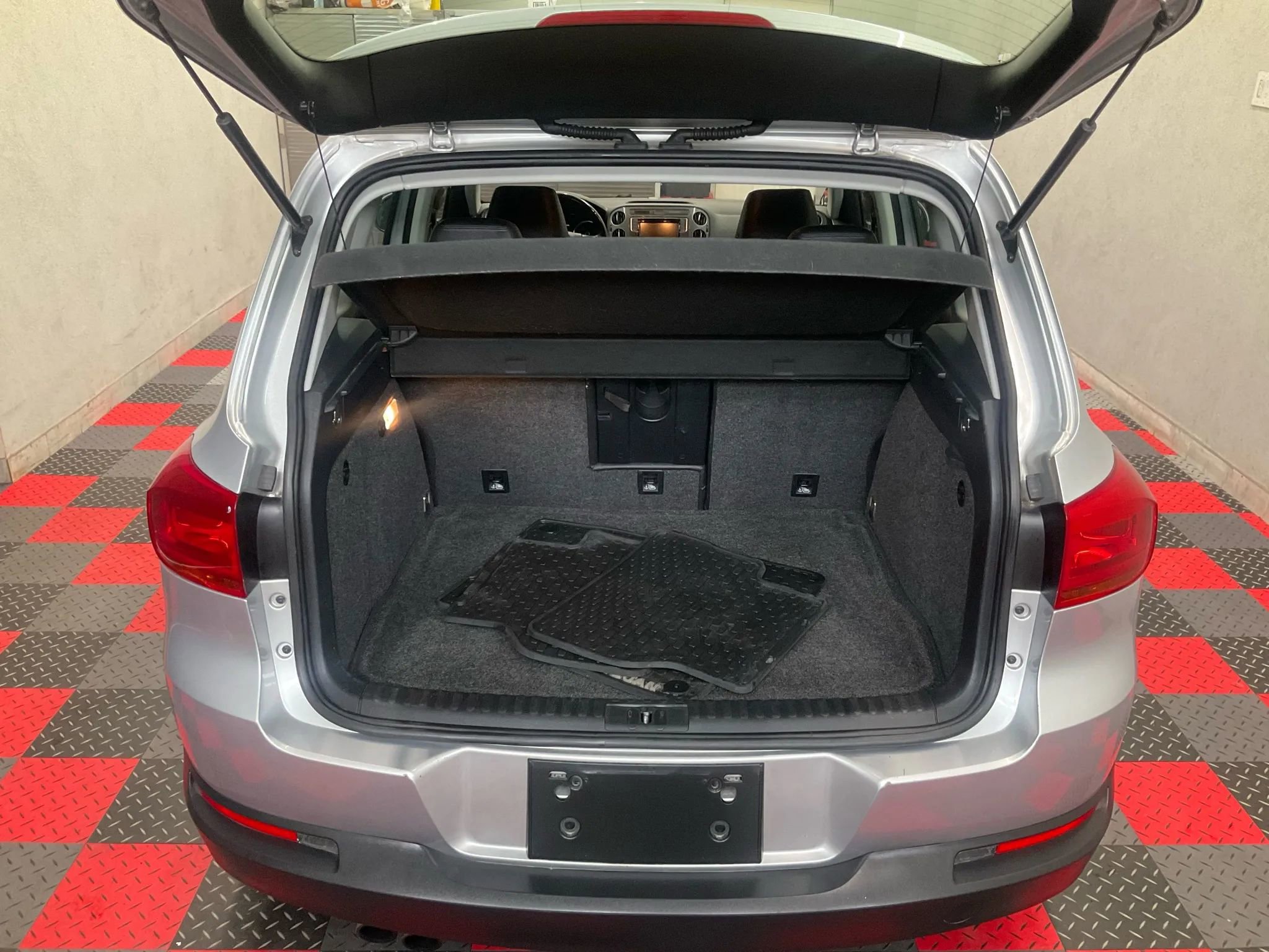 Used 2017 Volkswagen Tiguan S image 6