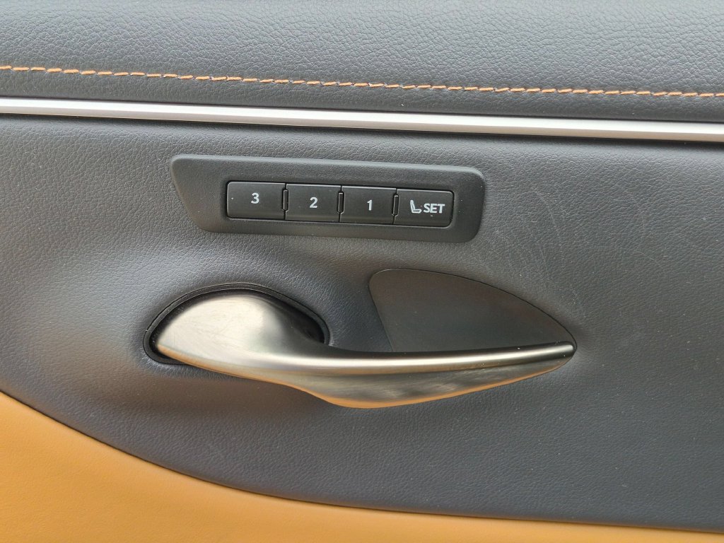 Used 2024 Lexus ES 350 w/ Premium Package FWD image 11