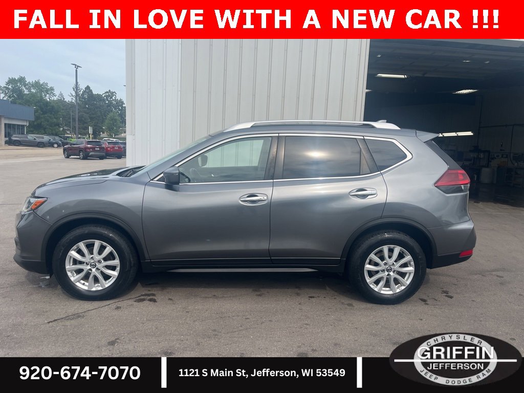 Used 2018 Nissan Rogue SV image 2