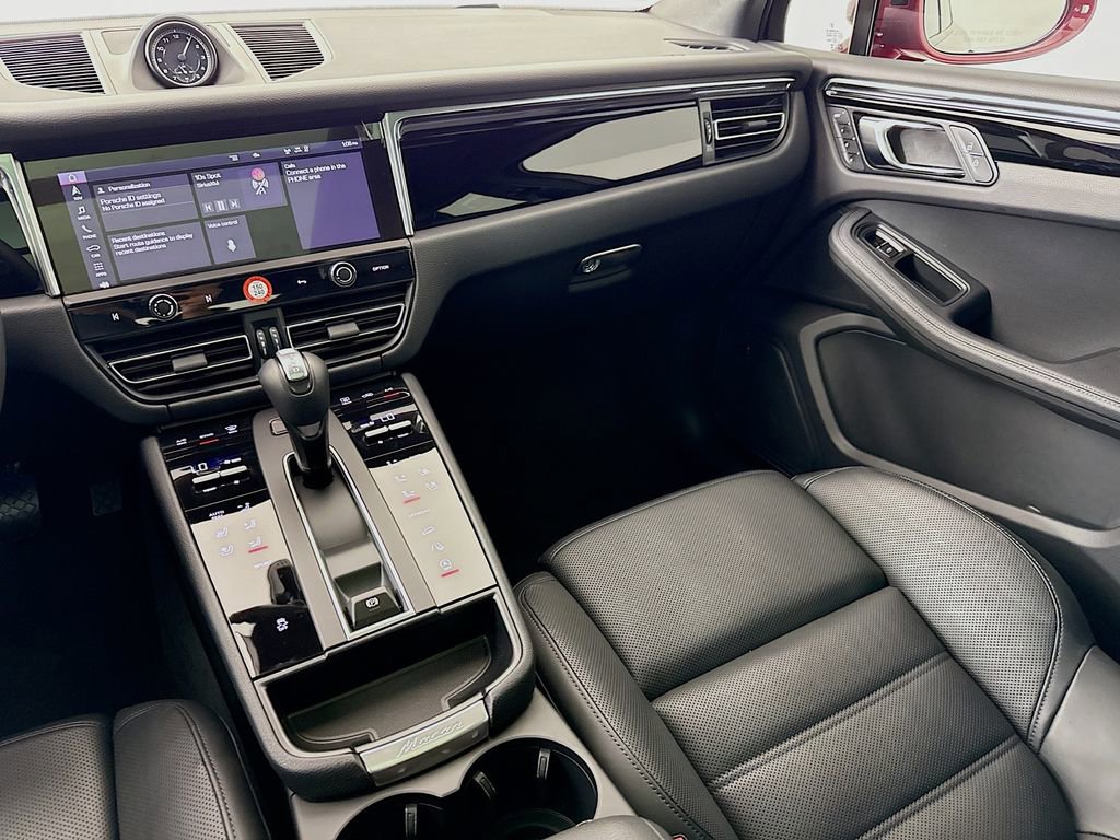 Certified 2025 Porsche Macan AWD/4WD image 27