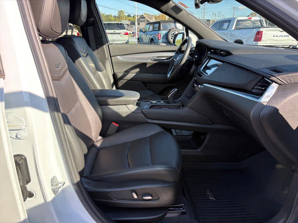 Used 2025 Cadillac XT6 Luxury FWD image 5
