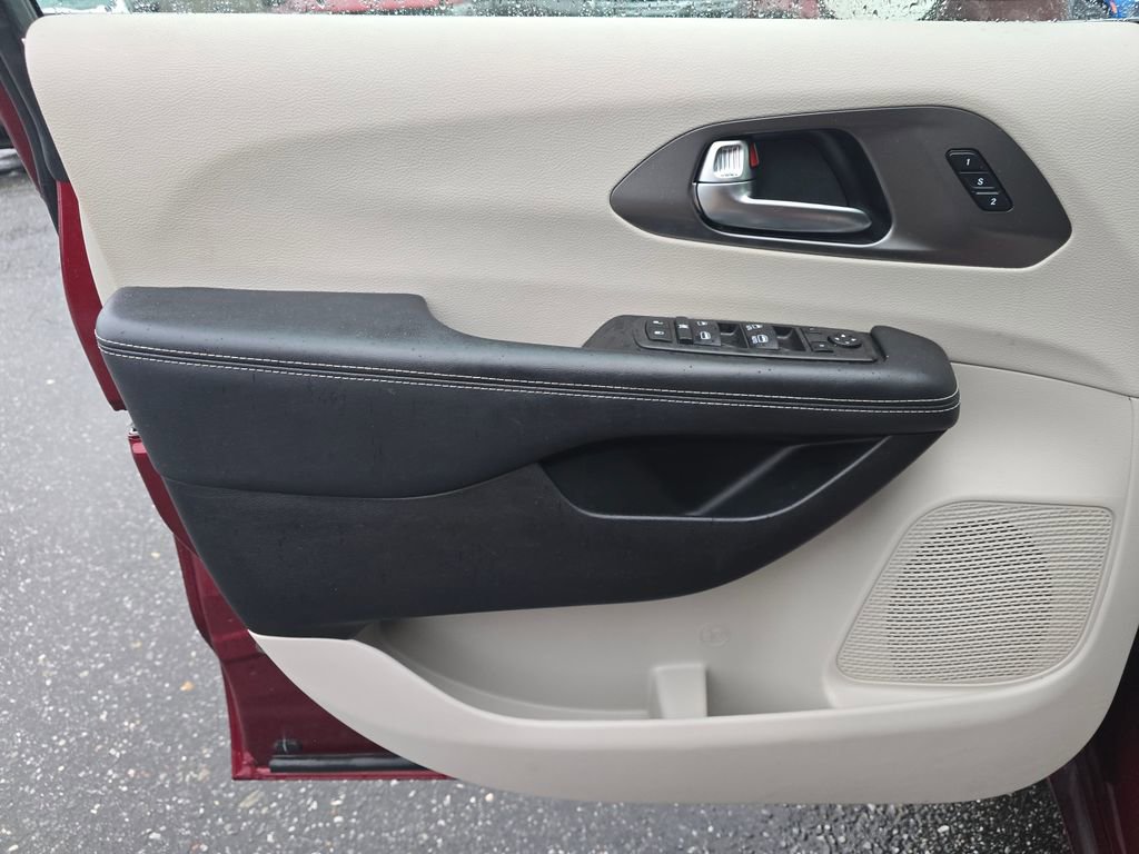 Used 2022 Chrysler Pacifica Touring-L image 45