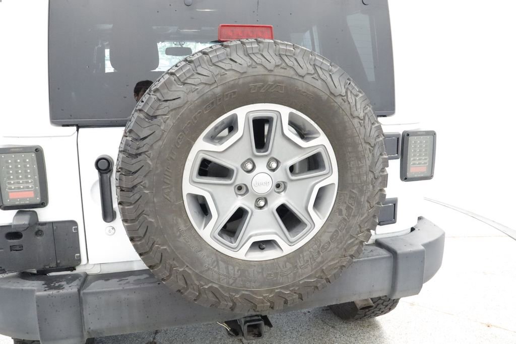 Used 2016 Jeep Wrangler Unlimited Rubicon w/ Connectivity Group AWD/4WD image 19