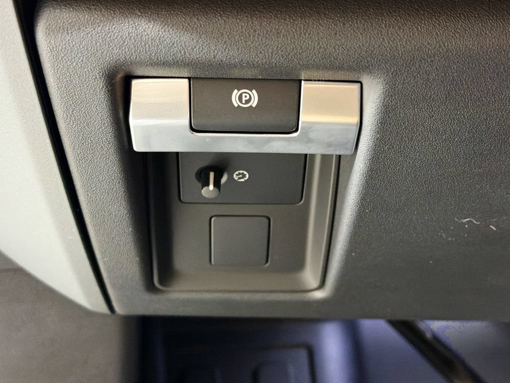 New 2026 Land Rover Defender 130 X-Dynamic SE AWD/4WD image 10