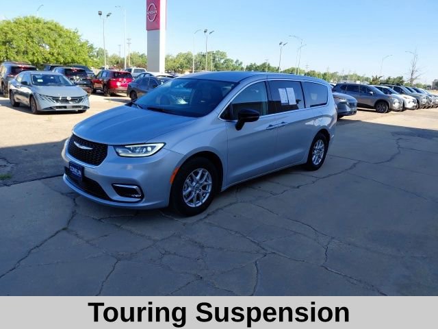 Used 2024 Chrysler Pacifica Touring-L FWD image 9