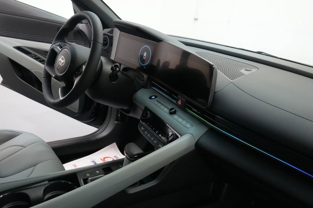 New 2025 Hyundai Elantra Limited image 38