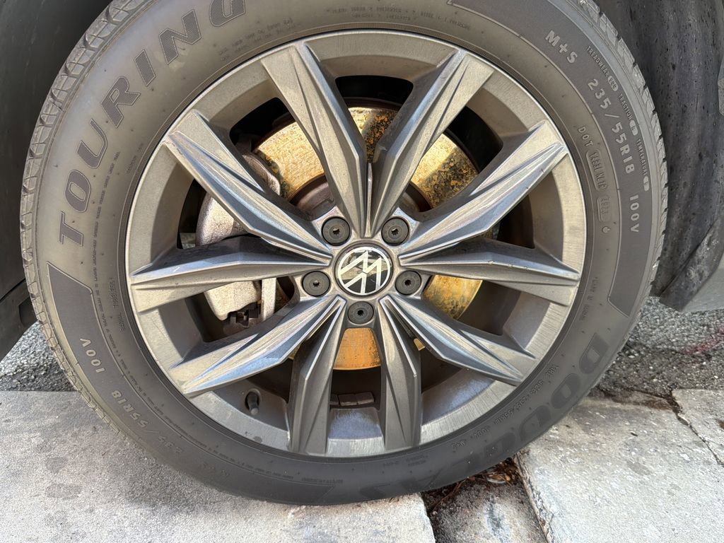 Used 2022 Volkswagen Tiguan SE w/ Panoramic Sunroof Package FWD image 5